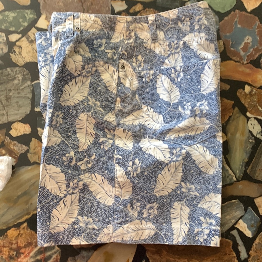 Liz Claiborne Size 4 blue With white dots and white leaves